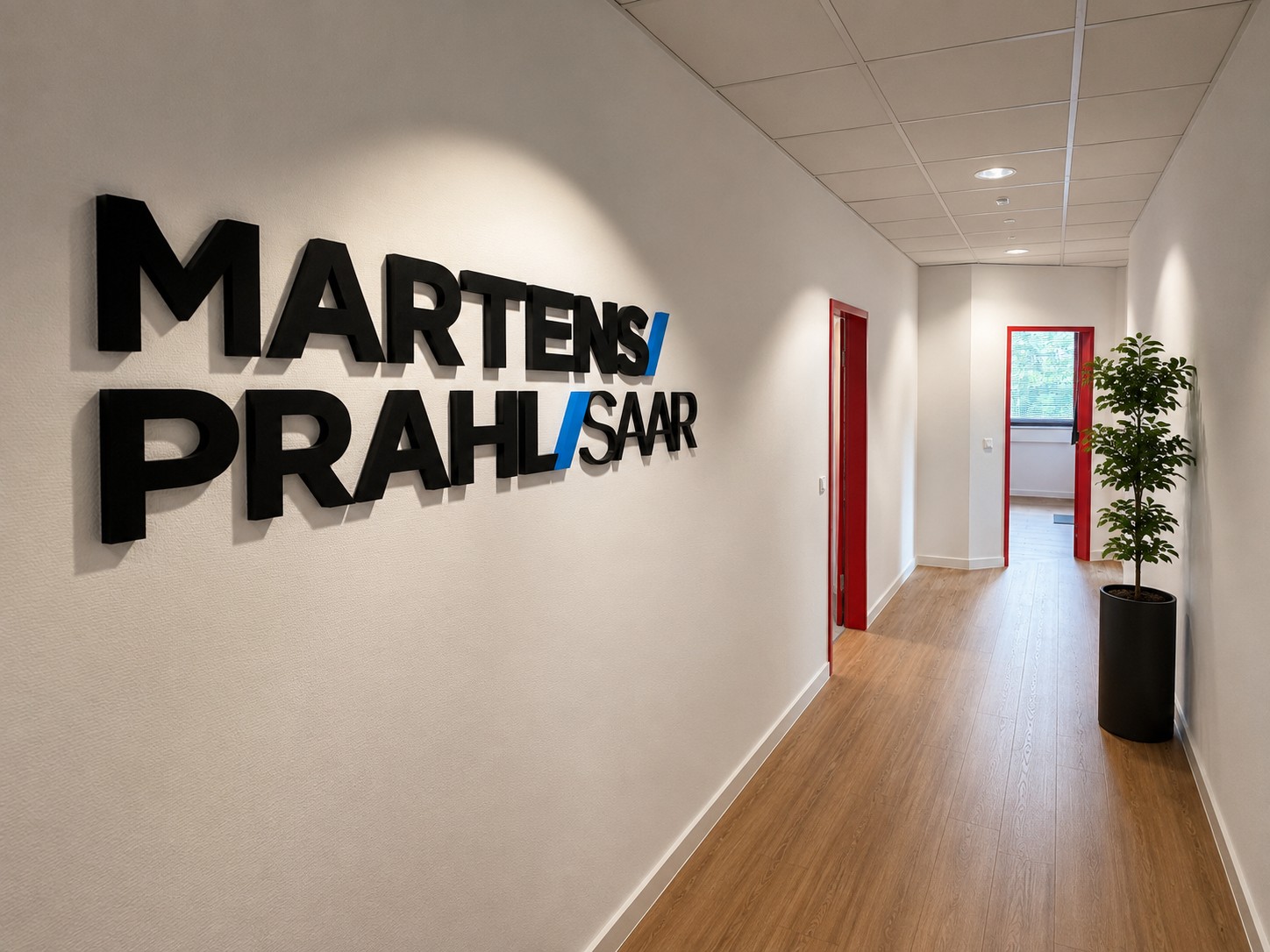 Flur mit MARTENS & PRAHL Saar Logo